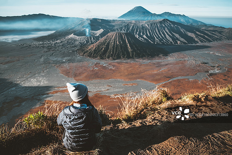 旅行者女人和日出在火山的布罗莫山(Gunung Bromo) Kingkong山东爪哇，印度尼西亚图片素材