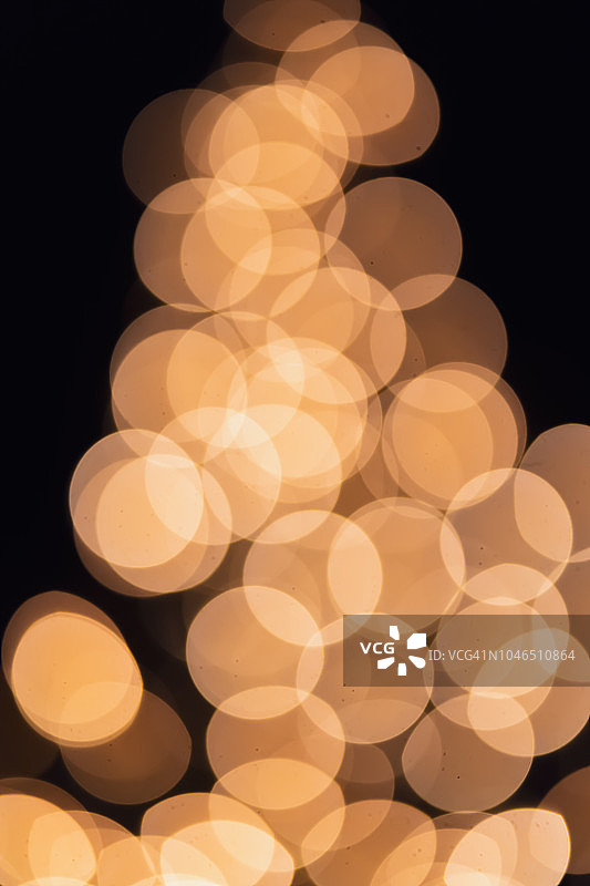 德国圣诞市场的散焦圣诞树。散景灯图片素材