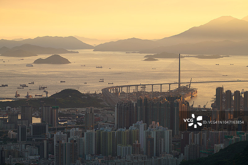 日落时的香港岛、住宅大厦及桥梁。图片素材