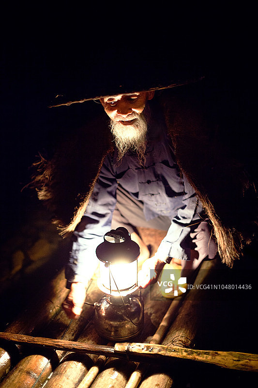 中国桂林附近，中国渔民晚上提灯笼图片素材