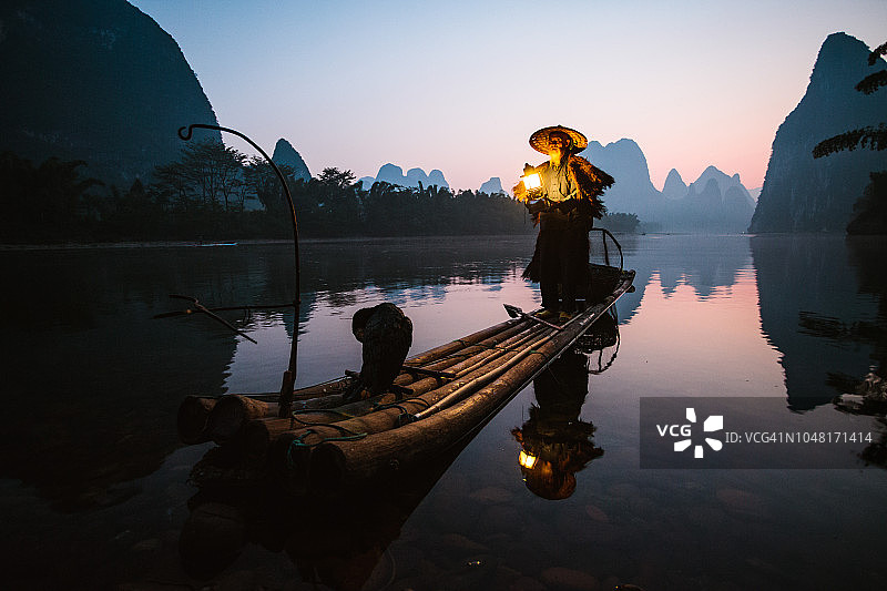 中国河边的老渔民图片素材
