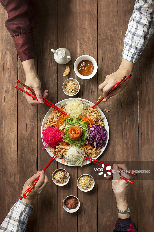中国新年食品，生鱼沙拉“鱼生”。图片素材