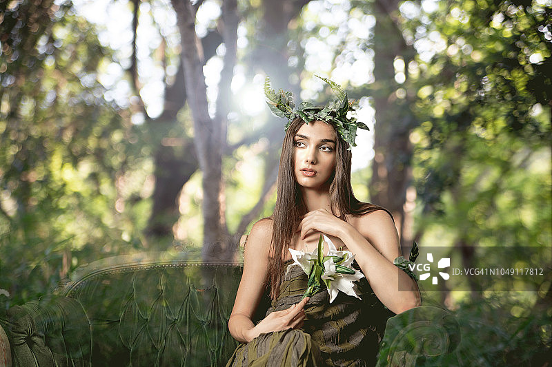 美丽的女人戴着由森林植物制成的皇冠图片素材