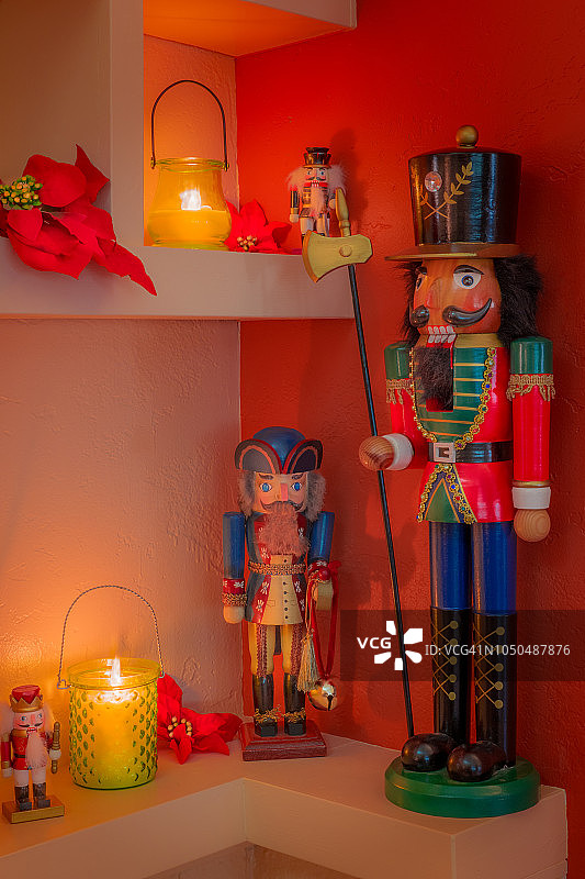 挂满蜡烛、胡桃夹子和一品红的圣诞壁炉(P)图片素材