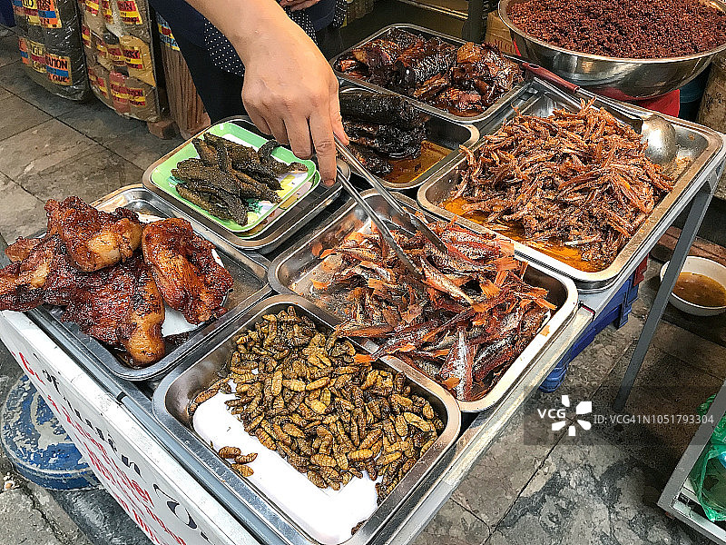 河内街头出售的各种煮熟的猪肉和蠕虫。图片素材