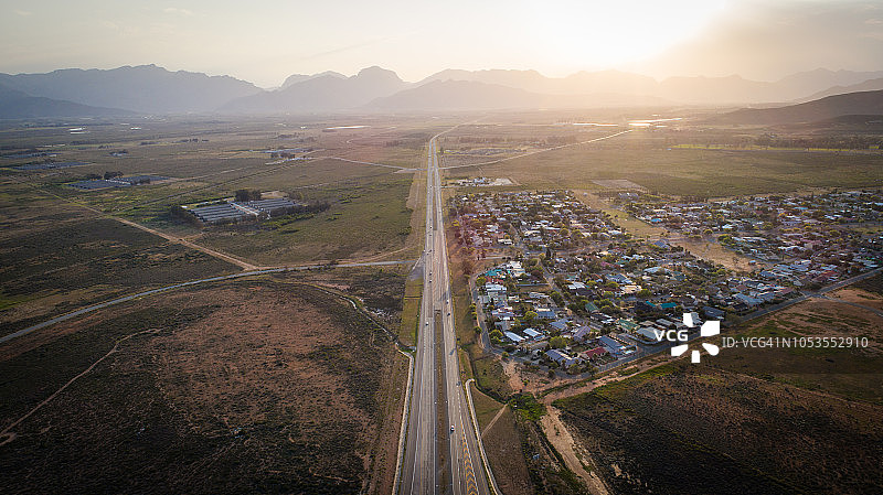 鸟瞰南非西开普省伍斯特镇外的山脉图片素材