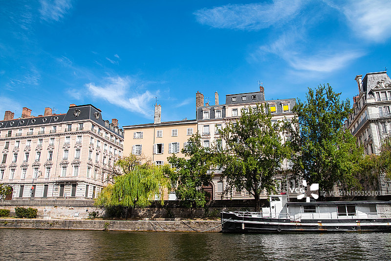 从索恩河的角度看法国里昂的城市建筑、建筑和奇妙的纪念碑图片素材