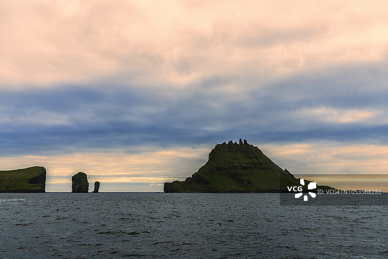 法罗群岛的drangarir和Tindholmur岛图片素材