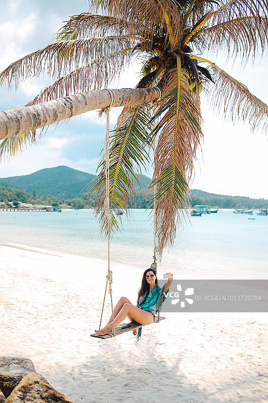 年轻女子放松在Koh Phangan沙滩上图片素材