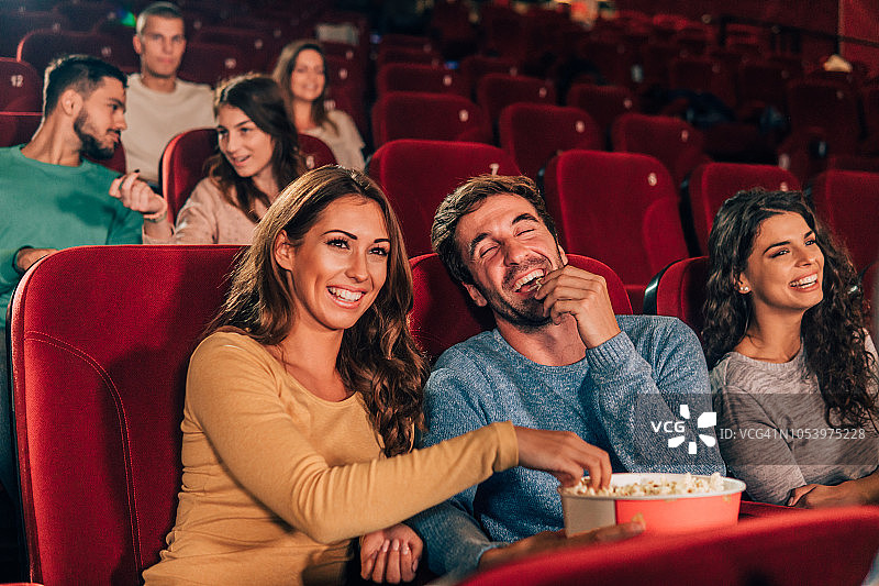 年轻人在电影院吃爆米花图片素材