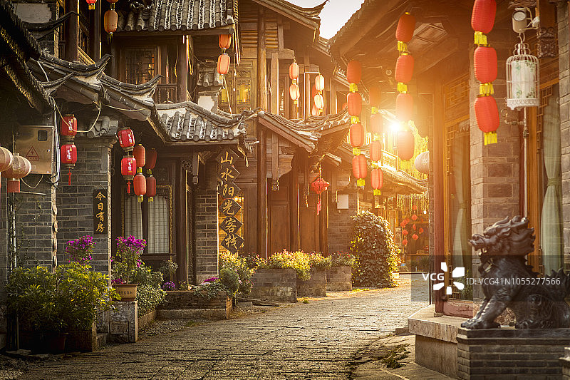 中国云南，日出时分的丽江古城图片素材