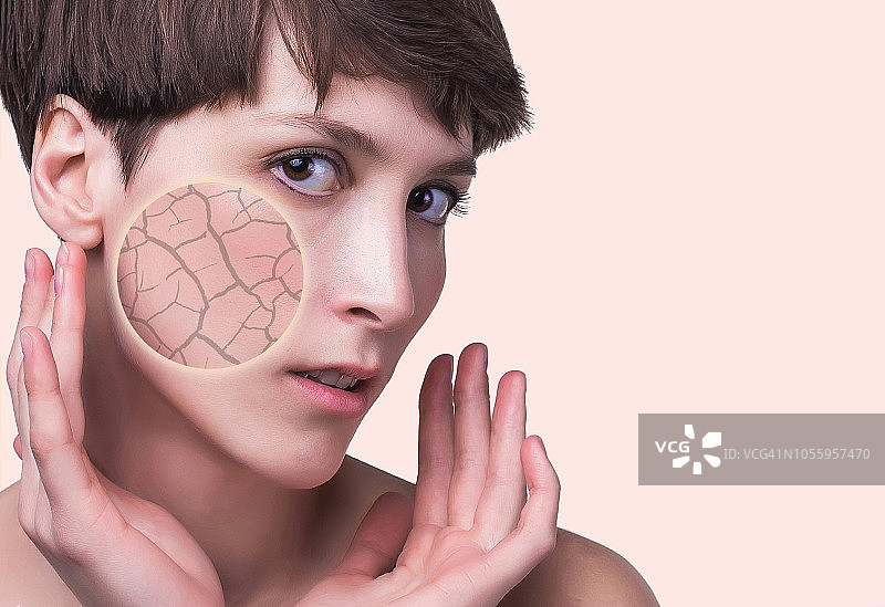 女人脸上覆盖着龟裂的泥土纹理——象征皮肤干燥图片素材