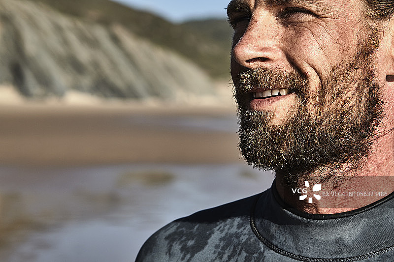 葡萄牙，阿尔加维，海滩上自信的冲浪者的肖像图片素材