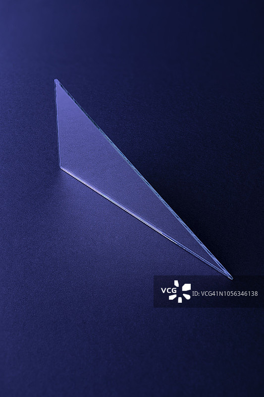 三角形镜子在深蓝色的地面上，3D渲染图片素材