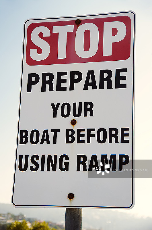 “停止:在使用斜坡标志前准备好你的船。图片素材