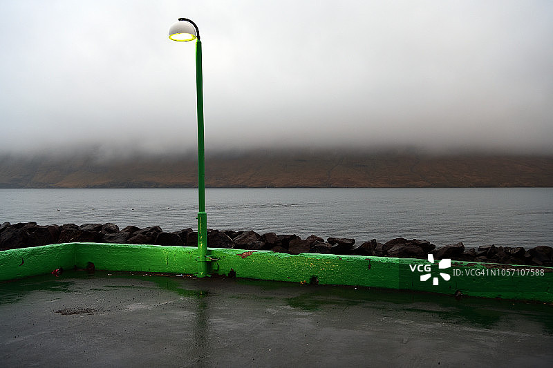 冰岛东湾内斯考普斯塔杜尔的路灯和峡湾图片素材