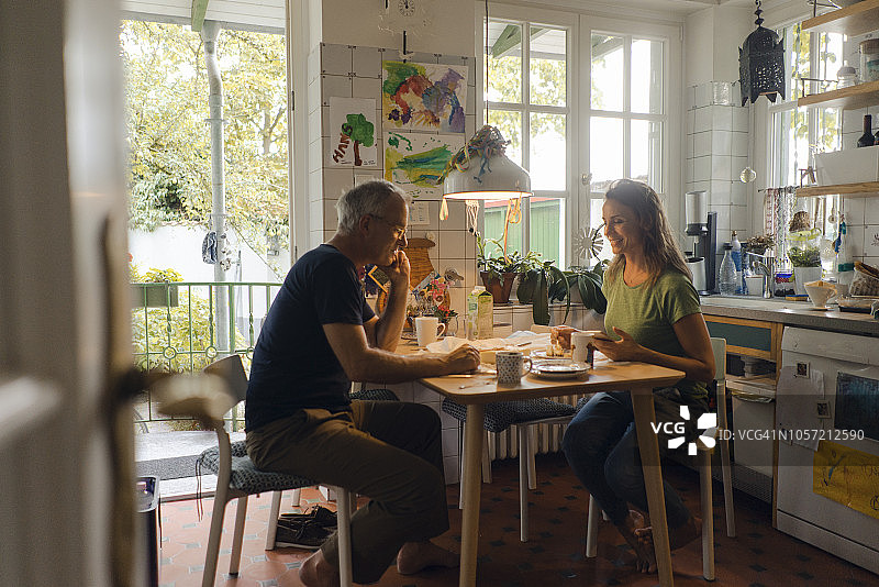 一对成熟的夫妇坐在家里的餐桌前图片素材