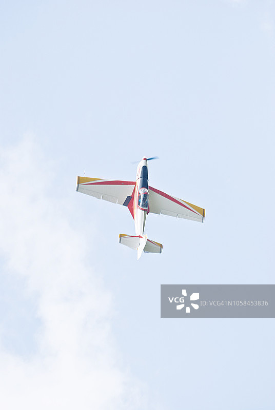 在一个多云的夏日，一架在捷克布尔诺附近的跑道上飞行的Z526AFS-V轻型飞机。图片素材