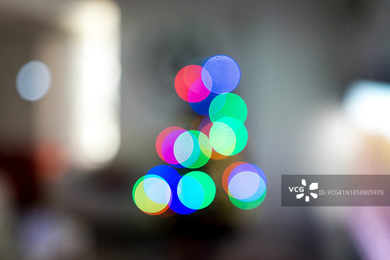 客厅圣诞树上模糊的灯光图片素材