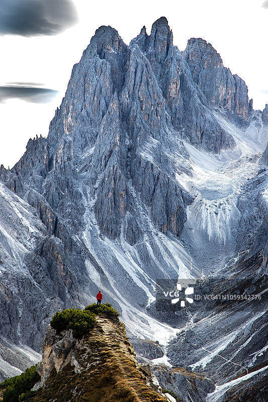 面向意大利阿尔卑斯山陡峭的白云石山脉的小徒步者。图片素材