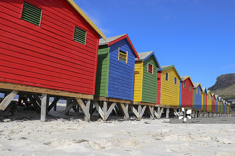 Muizenberg海滩上五颜六色的海滩房子图片素材