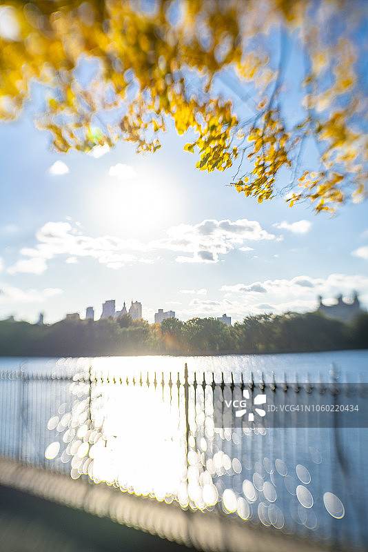 2018年10月24日，美国纽约曼哈顿摩天大楼上方，中央公园水库和秋色的树叶被西方阳光照射。图片素材