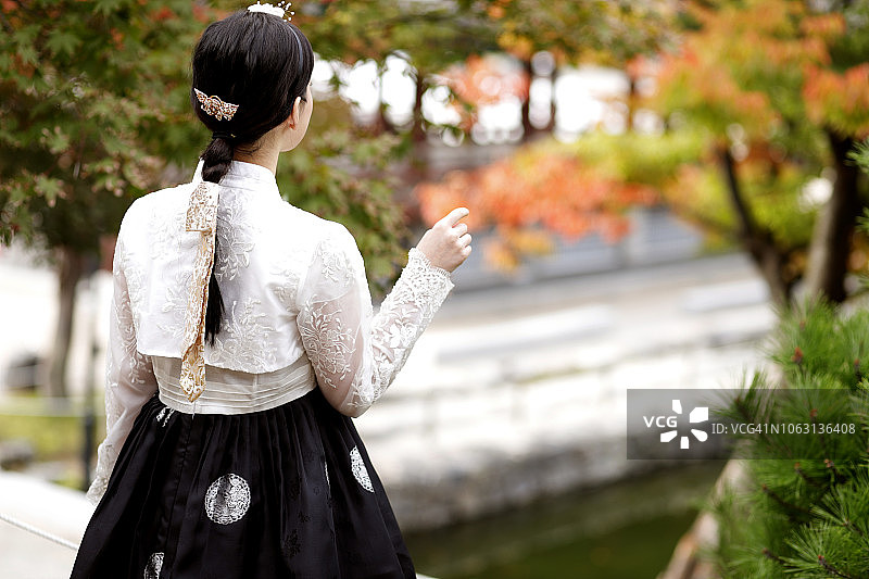 穿着韩国传统服饰，韩服的妇女图片素材