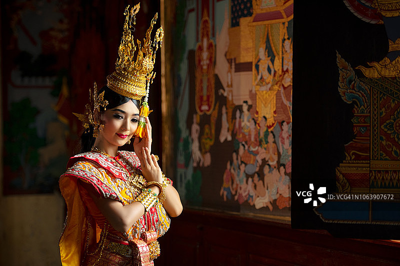 亚洲妇女穿着孔袍，这是泰国的一种文化。图片素材