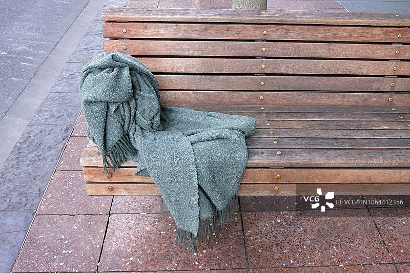 街头长椅上的无家可归者毯子图片素材