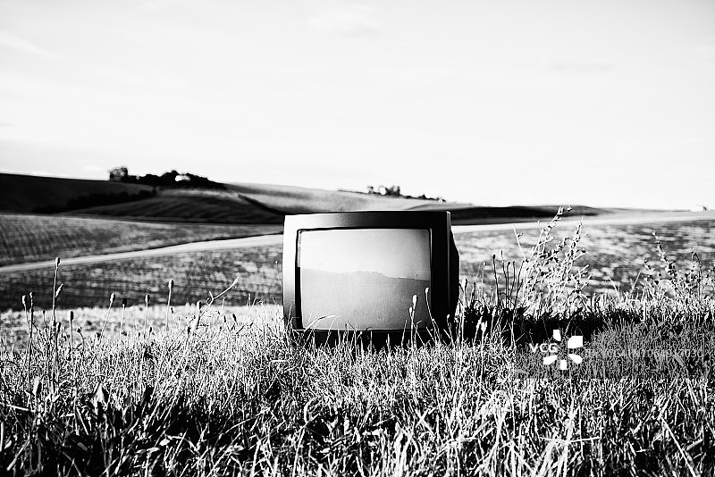 废弃的电视/电脑。黑色和白色。图片素材