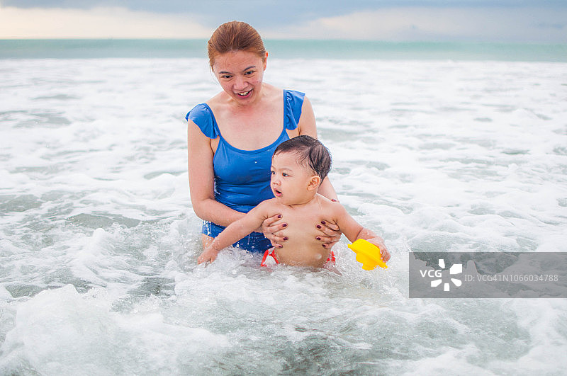 一张母亲和儿子在海滩上的肖像图片素材