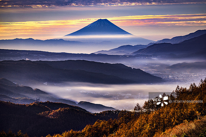美丽的日出与晨雾富士山和Suwa湖与云在长野县的秋天季节图片素材