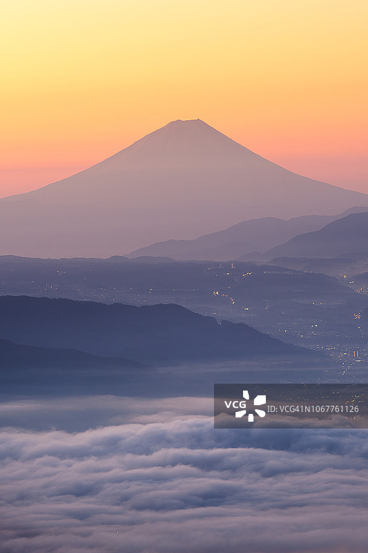 从日本长野县高博内山的高博内高地看富士山和Suwa湖上的雾海。图片素材