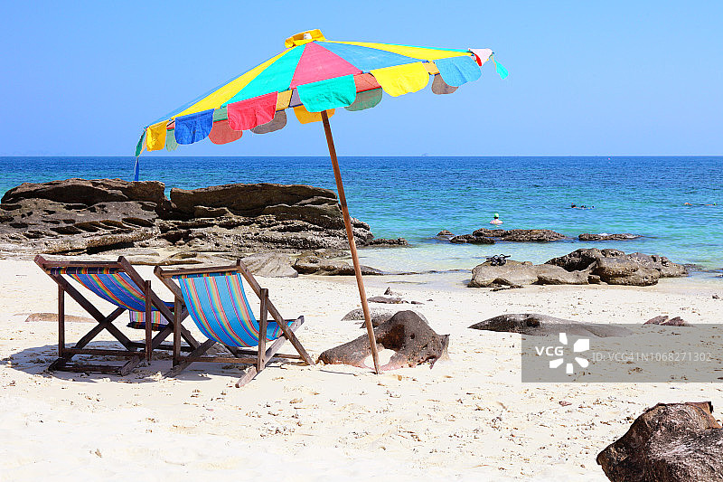 热带海滩上的遮阳伞和躺椅图片素材