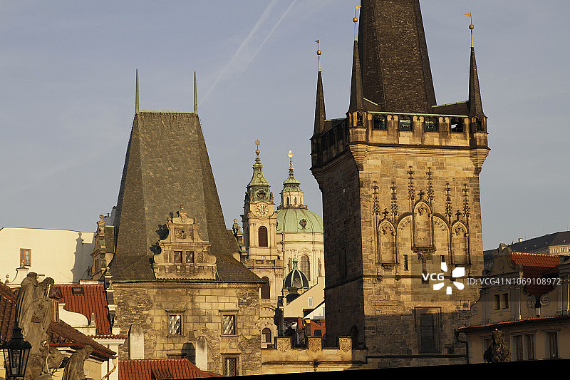 捷克共和国布拉格，标志性的查尔斯桥老城桥上的日出图片素材