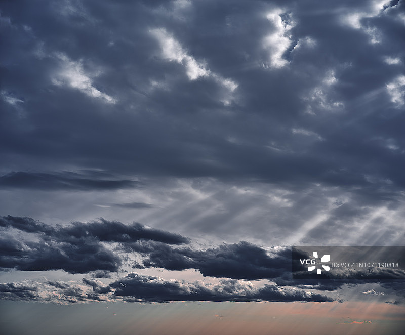 风暴云景与阳光在戏剧性的天空背景图片素材