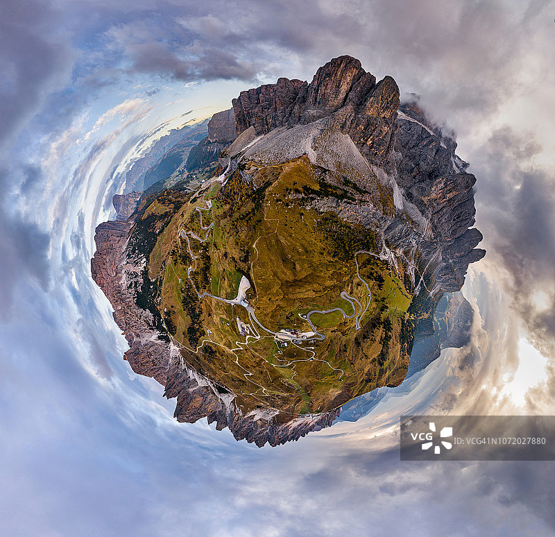 360°空中全景图在白云石山脉，帕索加迪纳，意大利。间隔拍摄图片素材