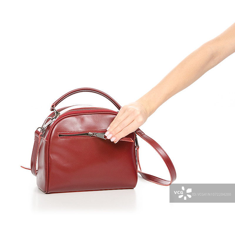 女人手里的红色女式皮包从包里抽出来图片素材