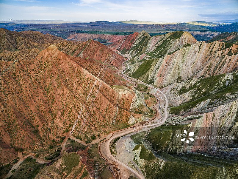 中国新疆丹霞地貌公路鸟瞰图图片素材