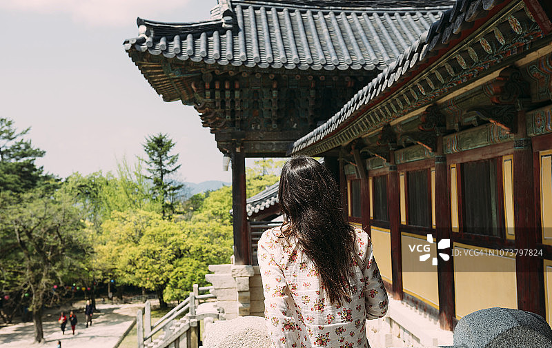 韩国庆州，一名女子参观八宫寺图片素材
