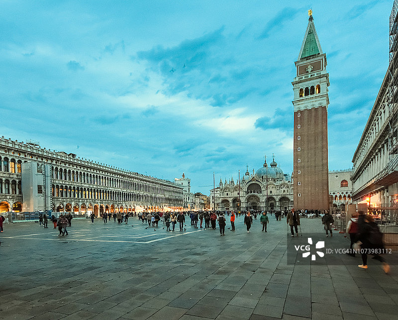 黄昏时分，意大利威尼斯的圣马可广场和大教堂上偶然出现了一些认不出来的人图片素材