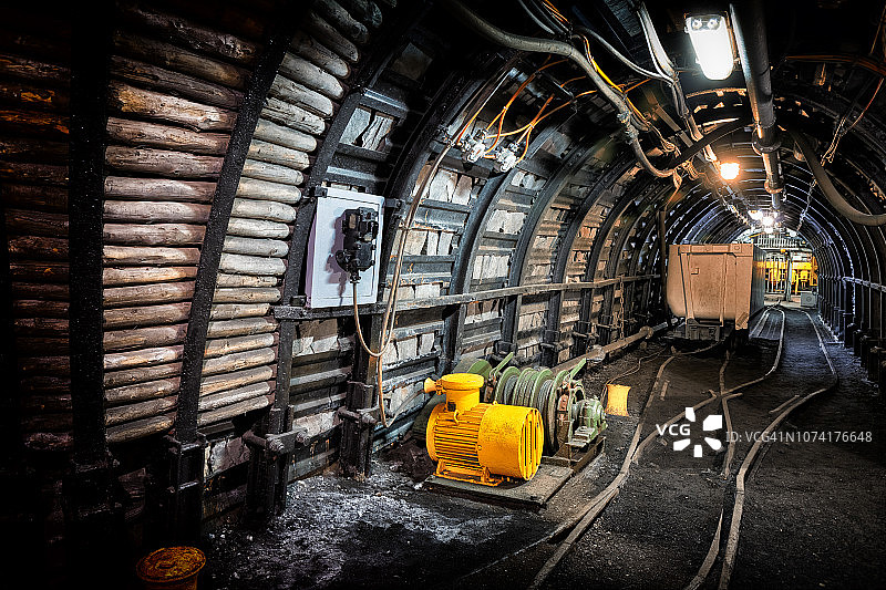 煤矿地下走廊与货运列车车厢图片素材