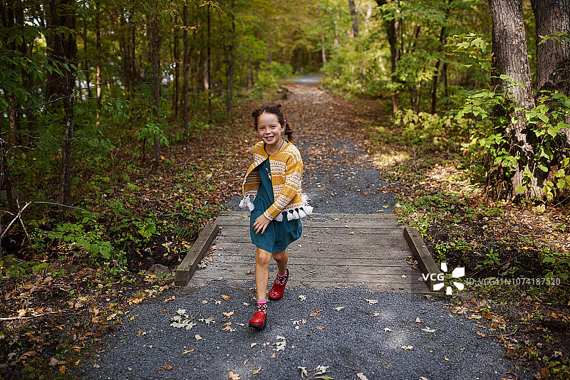 女孩跑过一座小桥，美国图片素材