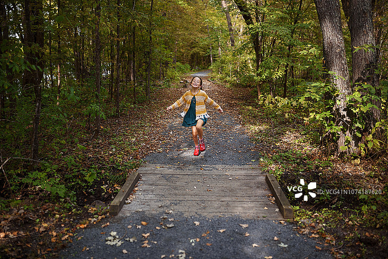 女孩在小路上奔跑，美图片素材