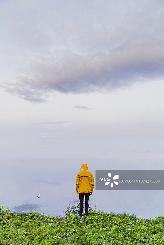 孤单一人站在湖边，望着雾图片素材