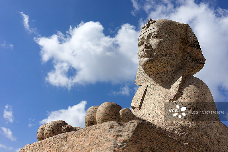 废墟狮身人面像和阴天附近的庞培柱在埃及亚历山大城图片素材