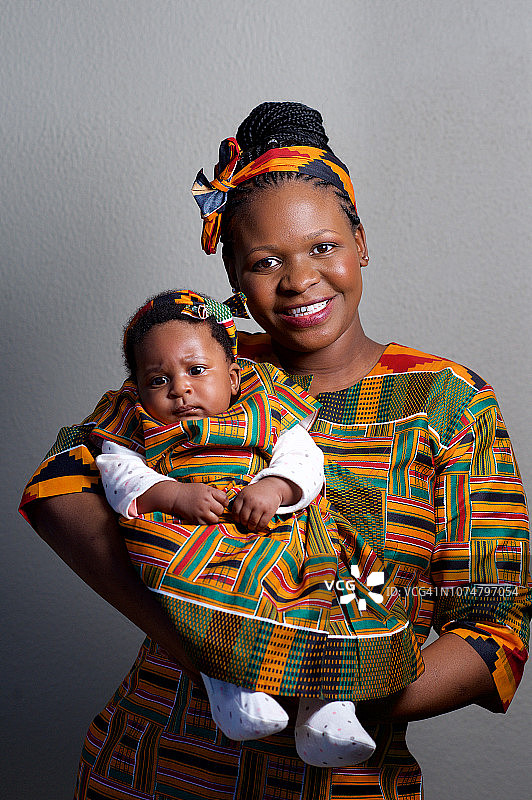 正式的非洲文化传统家庭部落服装母亲和婴儿的女儿图片素材