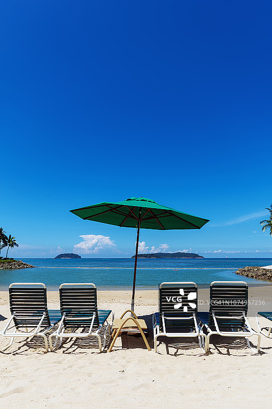 在Kota Kinabalu海滩的遮阳伞和沙滩躺椅图片素材