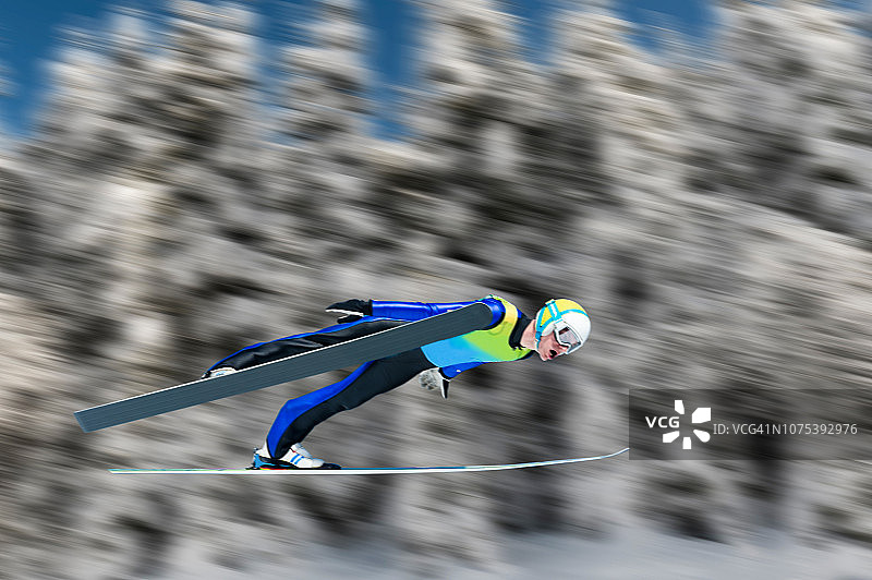 滑雪跳台在半空中对模糊的背景图片素材