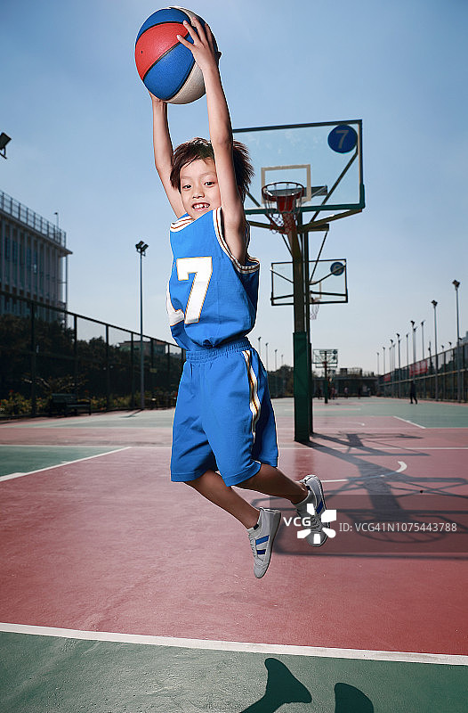 可爱的小男孩在打篮球图片素材